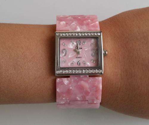 SO SO BEAUTIFUL!! PINK QUARTZ WATCH