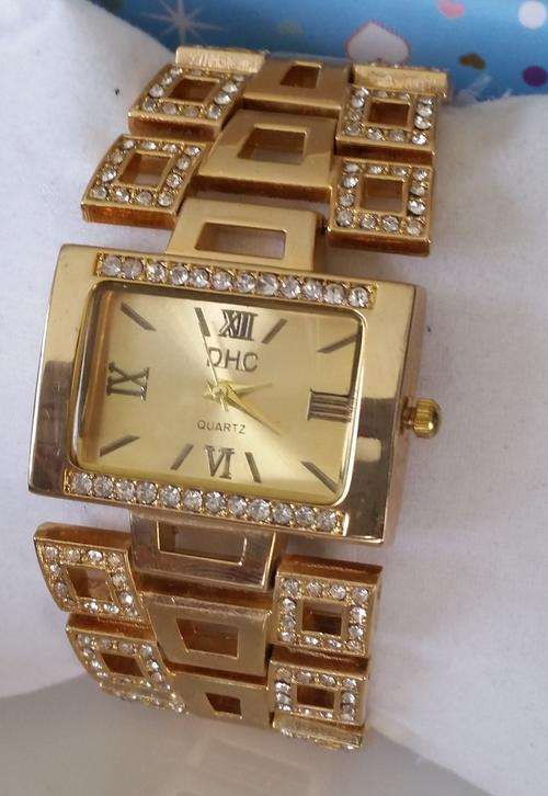 BEAUTIFUL GOLD QUARTZ WATCH WITH DIAMONDS