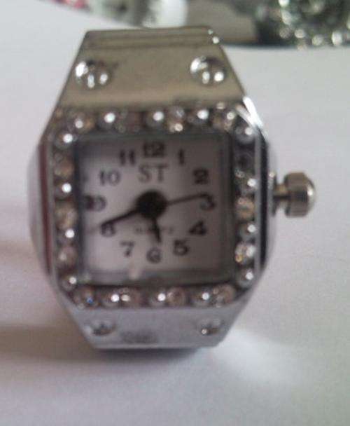 QUARTZ FINGER WATCH