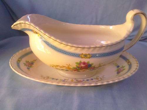 Johnson Bros.gravy boat ( England ) slight stain mark on inside, no cracks, chips