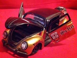 Maisto VW Beetle Black & Gold Schneller Scale 1:24 Collection (+- 16.5x6.5x5.5cm High)