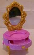 Mattel 2012 - Barbie Dresser - Made In China (+-15cm High)