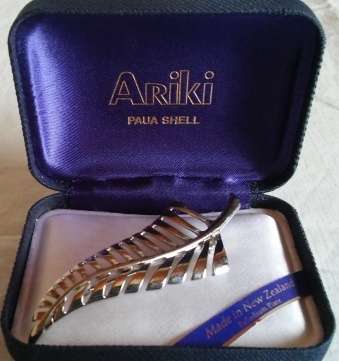 Ariki PO743 Silver Fern Brooch - Palladium Plate - Made In New Zealand (+-6.5cm Long)