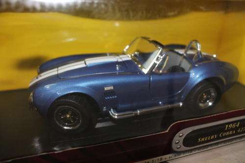 Road Signature 1964 Shelby Cobra with White Racing Lines 1:18