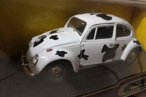 VW Beetle1967 (Soecial Edition Paint Job) 1:18 in box by Road Signature