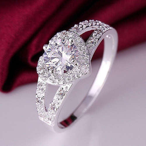 NEW WOMENS SILVER PLATED CRYSTAL HEART SHAPE RING SIZE 9