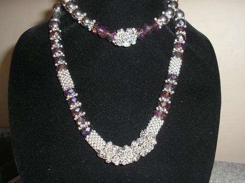 CRYSTAL BEADS AND METAL ROSES BEAUTIFUL 2PIECES