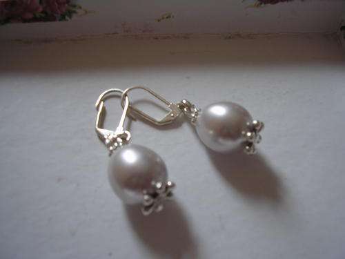 Glass pearl earrings