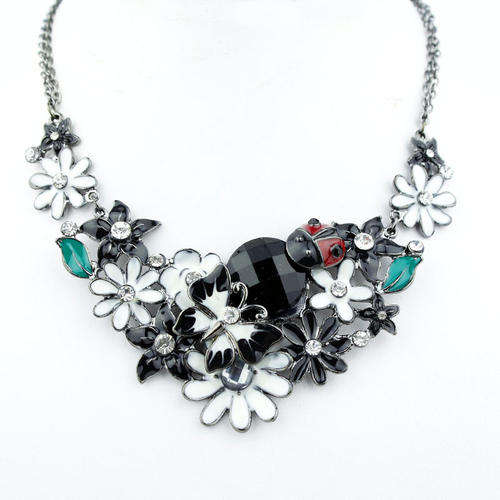 HIGH QUALITY FLOWER GUN METAL PLATED BLACK/WHITE NECKLACE