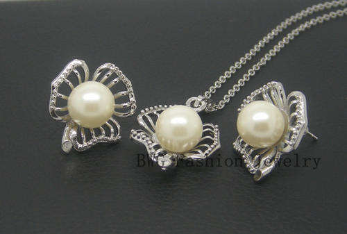 RODIUM PLATED FAUX PEARL NECKLACE AND EAR RINGS