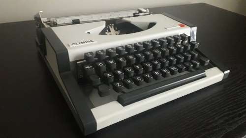 OLYMPIA TRAVELLER PORTABLE TYPEWRITER C1970 MADE IN YUGOSLAVIA (free postnet to postnet shipping)