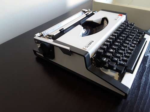 OLYMPIA TRAVELLER PORTABLE TYPEWRITER C1970 MADE IN YUGOSLAVIA (free postnet to postnet shipping)