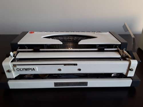 OLYMPIA TRAVELLER PORTABLE TYPEWRITER C1970 MADE IN YUGOSLAVIA (free postnet to postnet shipping)