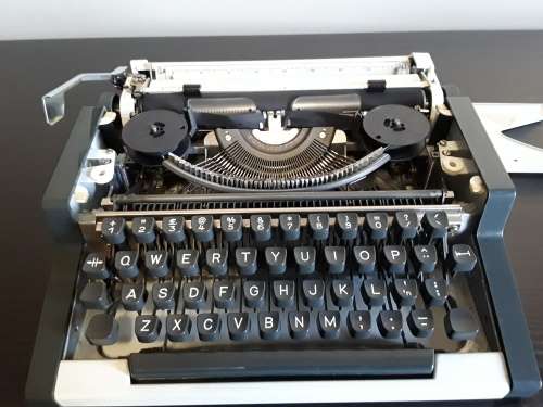 OLYMPIA TRAVELLER PORTABLE TYPEWRITER C1970 MADE IN YUGOSLAVIA (free postnet to postnet shipping)