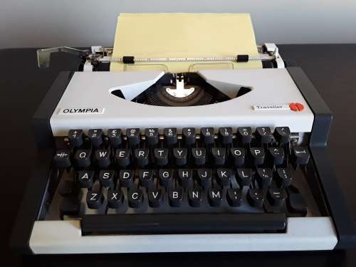OLYMPIA TRAVELLER PORTABLE TYPEWRITER C1970 MADE IN YUGOSLAVIA (free postnet to postnet shipping)