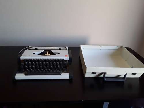 OLYMPIA TRAVELLER PORTABLE TYPEWRITER C1970 MADE IN YUGOSLAVIA (free postnet to postnet shipping)