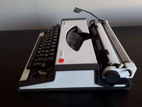 OLYMPIA TRAVELLER PORTABLE TYPEWRITER C1970 MADE IN YUGOSLAVIA (free postnet to postnet shipping)