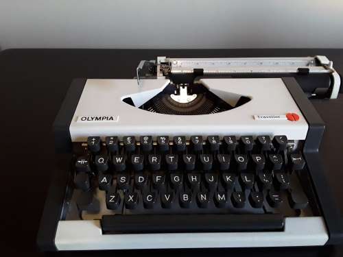 OLYMPIA TRAVELLER PORTABLE TYPEWRITER C1970 MADE IN YUGOSLAVIA (free postnet to postnet shipping)
