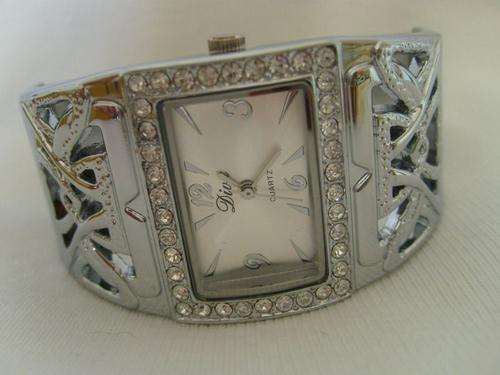 STUNNING LADYS DIVA BRACELET WATCH !!! WITHE FACE (EXELLENT QUA.LITY)