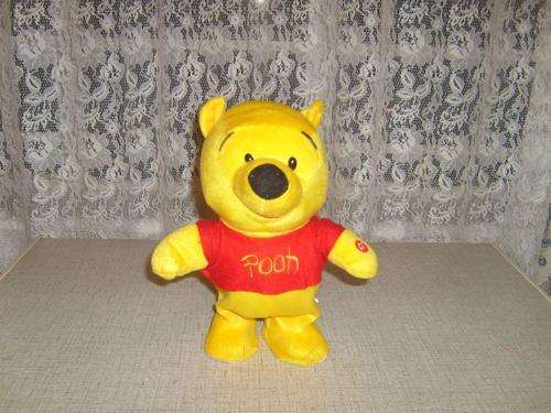 WALKING, SINGING WINNIE THE POOH!!!MAKE CHILDREN OF ALL AGES HAPPY!!!