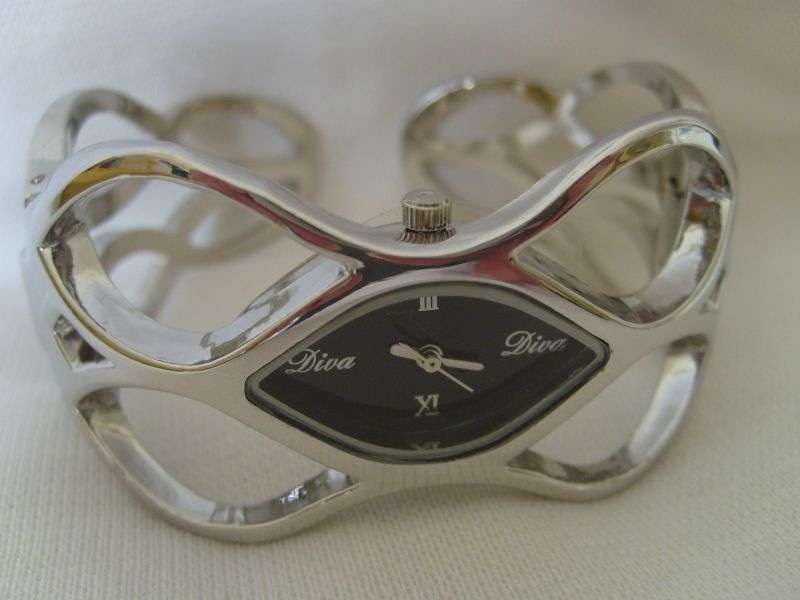 STUNNING LADYS DIVA BRACELET WATCH !!! BLACK FACE (EXELLENT QUALITY)