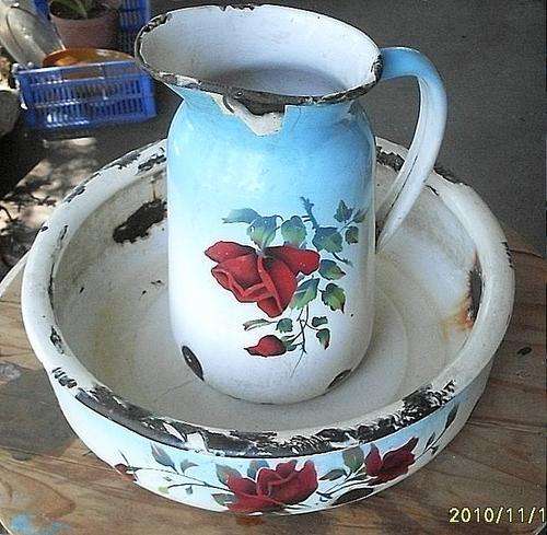 ENAMEL RED ROSES  CHAMBER SET