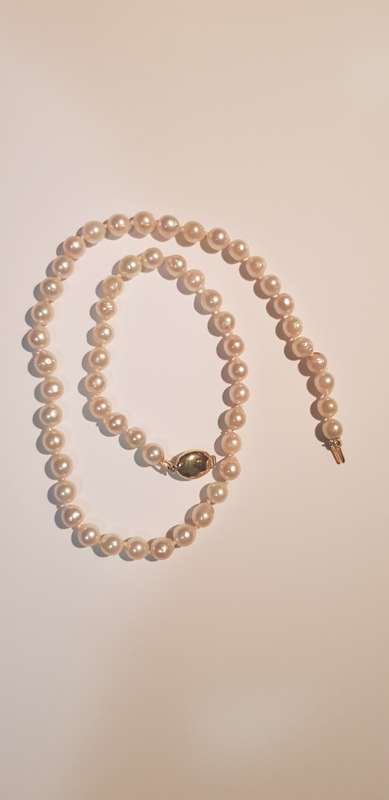 Pearl necklase with 18ct gold clasp