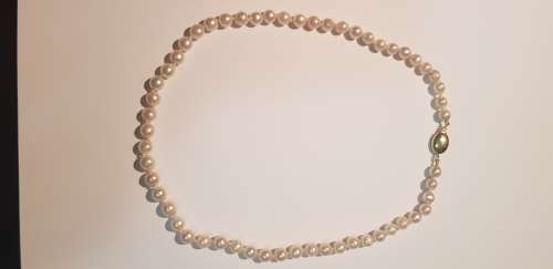Pearl necklase with 18ct gold clasp