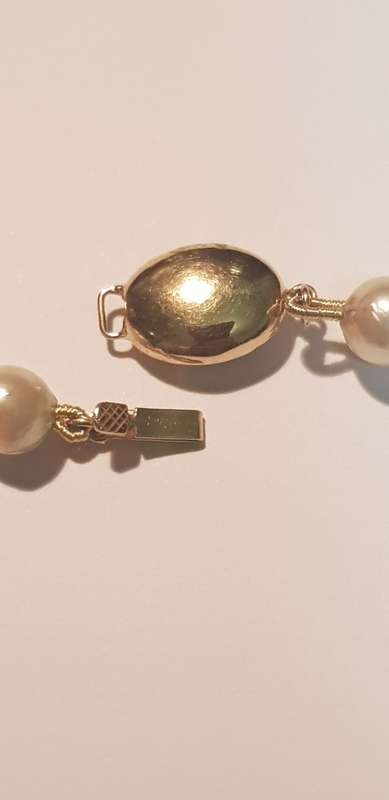 Pearl necklase with 18ct gold clasp