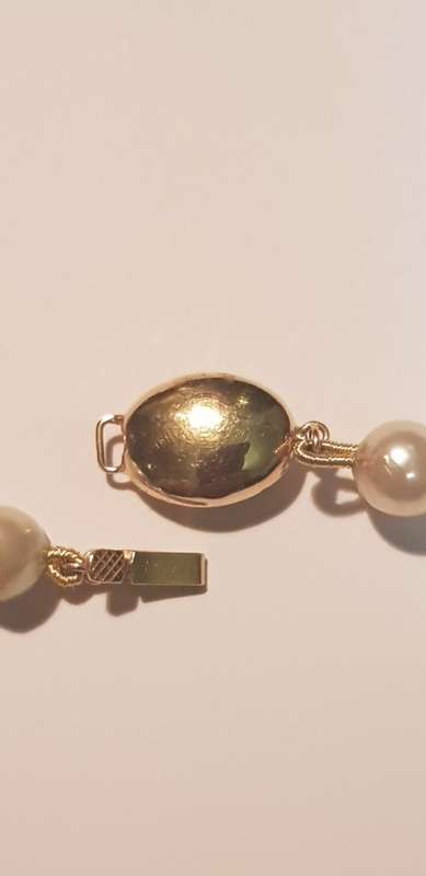 Pearl necklase with 18ct gold clasp