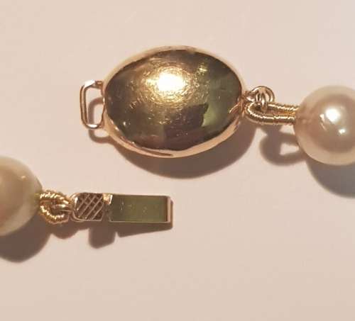 Pearl necklase with 18ct gold clasp