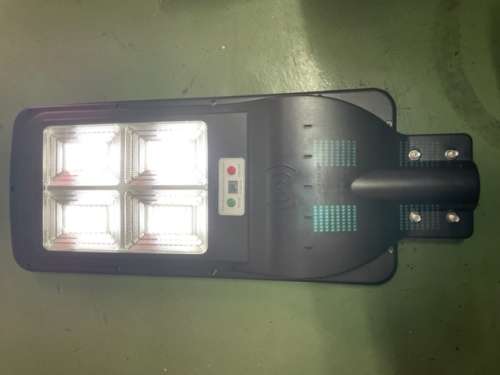 300W Solar Street Light With Pole and remote - crack in glass