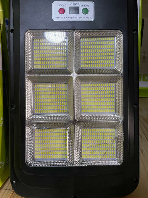 300W Solar Street Light With Pole and remote - crack in glass