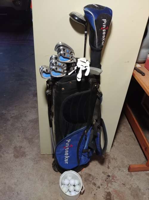 PINSEEKER GOLF SET WITH BAG - FULL SET WITH  GLOVE AND BALLS
