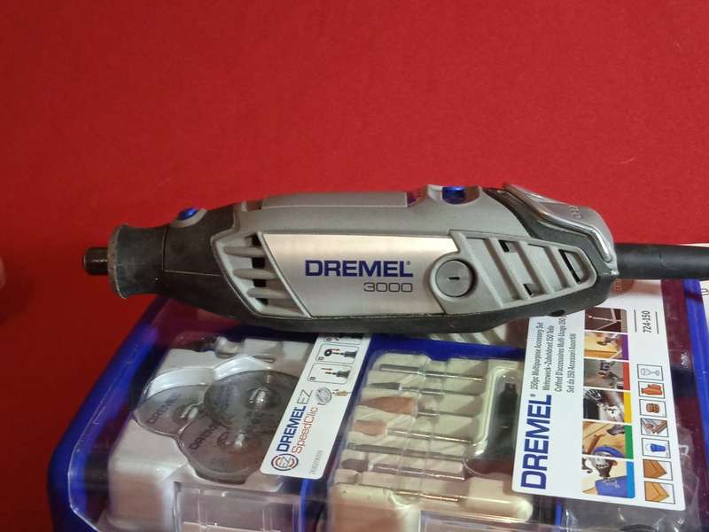DREMEL 3000 ROTARY TOOL