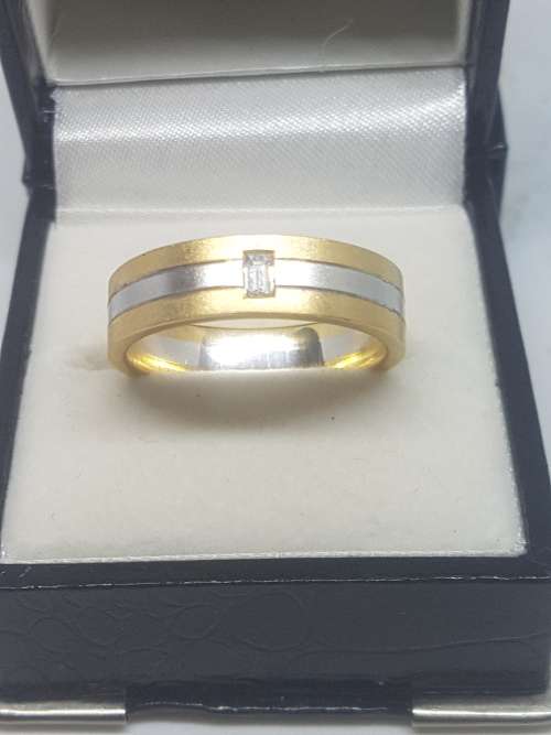 18CT Gold and Diamond Designer Gents Band