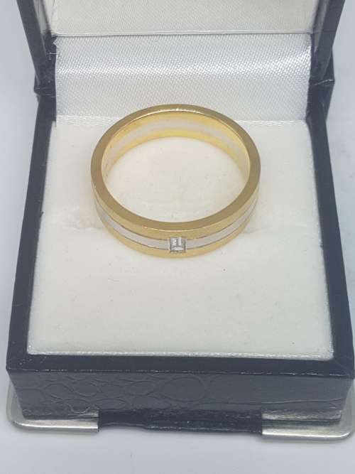 18CT Gold and Diamond Designer Gents Band