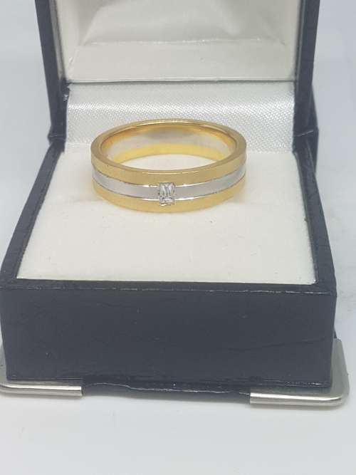 18CT Gold and Diamond Designer Gents Band