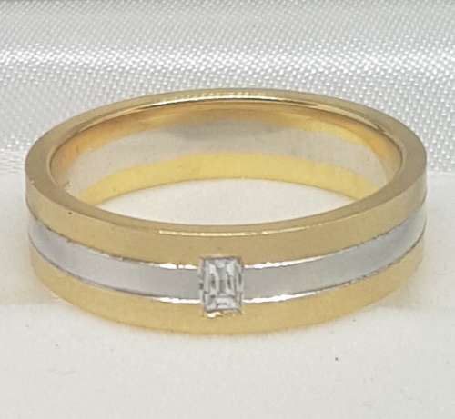18CT Gold and Diamond Designer Gents Band