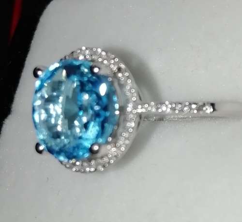 18ct white gold, Blue Topaz and Diamond ring