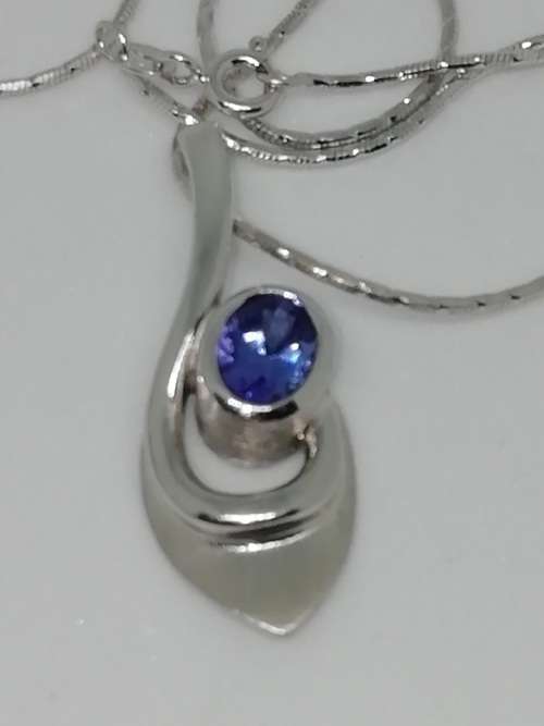 18CT white gold Tanzanite necklace