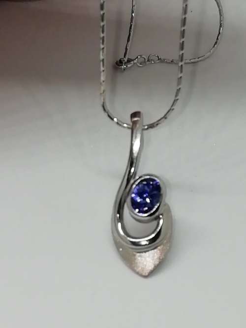 18CT white gold Tanzanite necklace