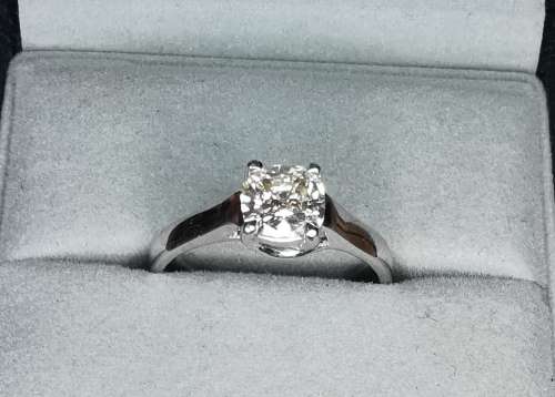 0.7520ct Diamond engagement ring, 18ct White Gold * Certified Cushion Cut Diamond *