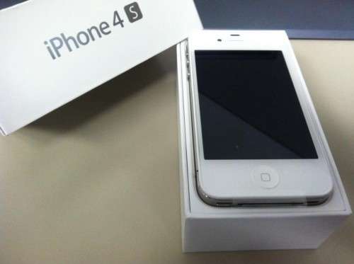 PRICE REDUCED!! **** APPLE iPHONE 4S (32GB) **** BRAND NEW