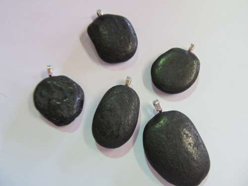 Pendant Black Light Weight Random Size And Shape 1pc
