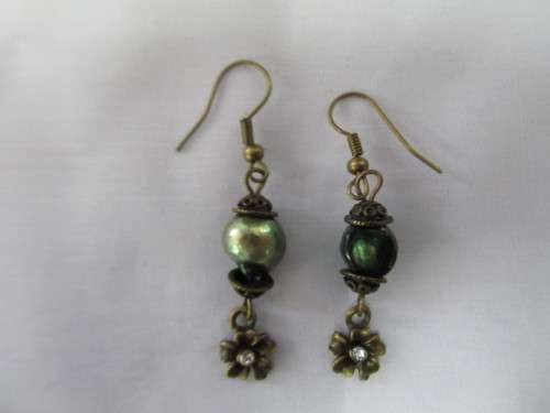 Fashion Jewellery, Earrings, Freshwater Pearl On Bronze With Bottom Flower And Clear Rhinestone