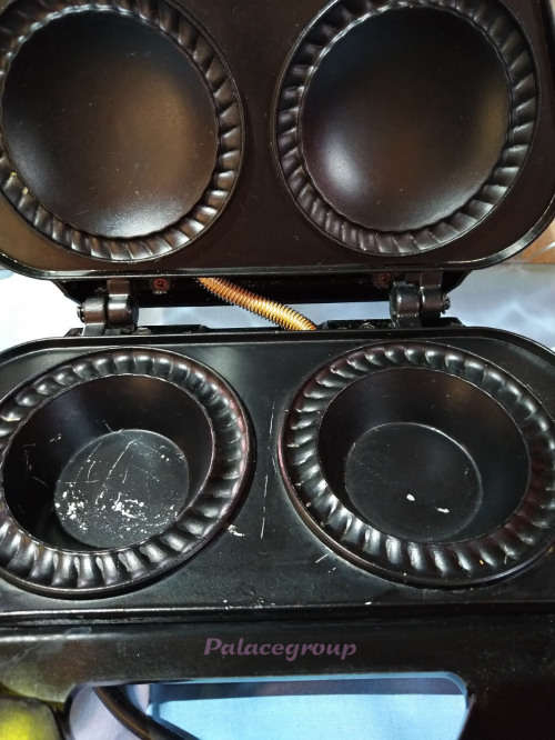 Sunbeam Deluxe Pie Maker, Model SPM 100, 230V - 650W, Makes Two Pies, Read Description  (Box Damage)
