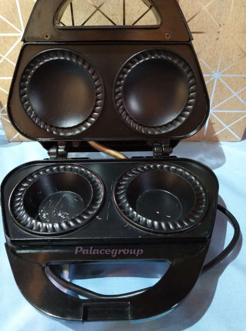 Sunbeam Deluxe Pie Maker, Model SPM 100, 230V - 650W, Makes Two Pies, Read Description  (Box Damage)