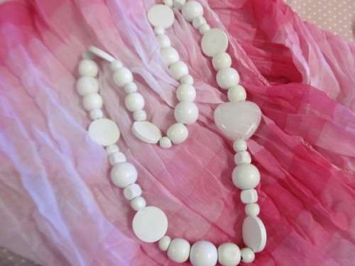 Burtell Necklace, Wooden Beads, White And Resin Heart, 72cm, 1pc
