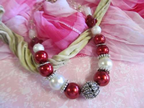 Perrine Necklace, Nickel With Red And White Glass Pearls, Toggle Clasp, 46cm, 1pc
